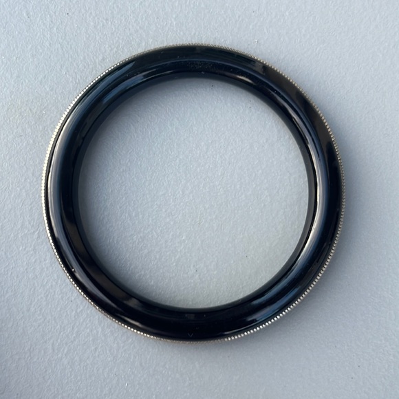 Jewelry - VINTAGE BANGLE